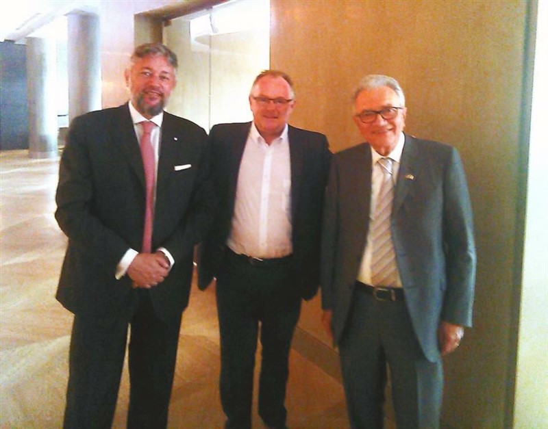 Da destra, il presidente Luciano Righi, il Ministro Per Sandber e il presidente del Cers (Consorzio Europeo Rievocazioni Storiche) Massimo Andreoli.