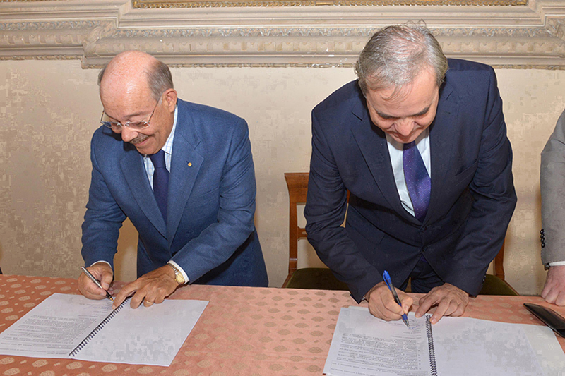 Il presidente di Confcommercio Vicenza Sergio Rebecca e il sindaco di Vicenza Achille Variati siglano il protocollo d'intesa