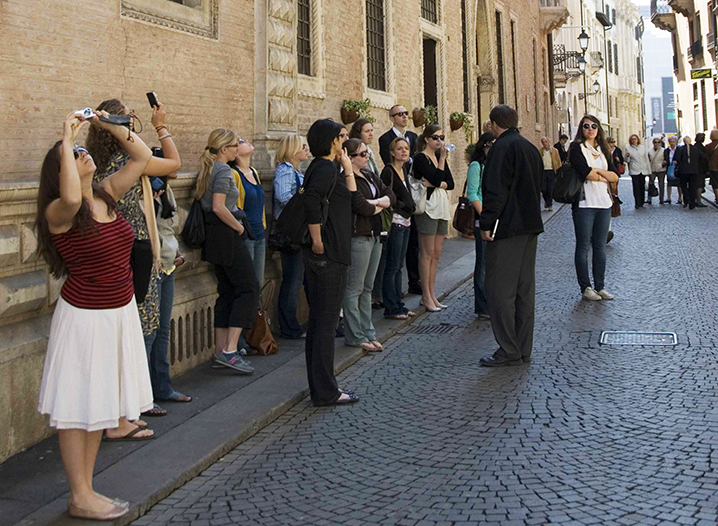 Turisti in visita in centro a Vicenza