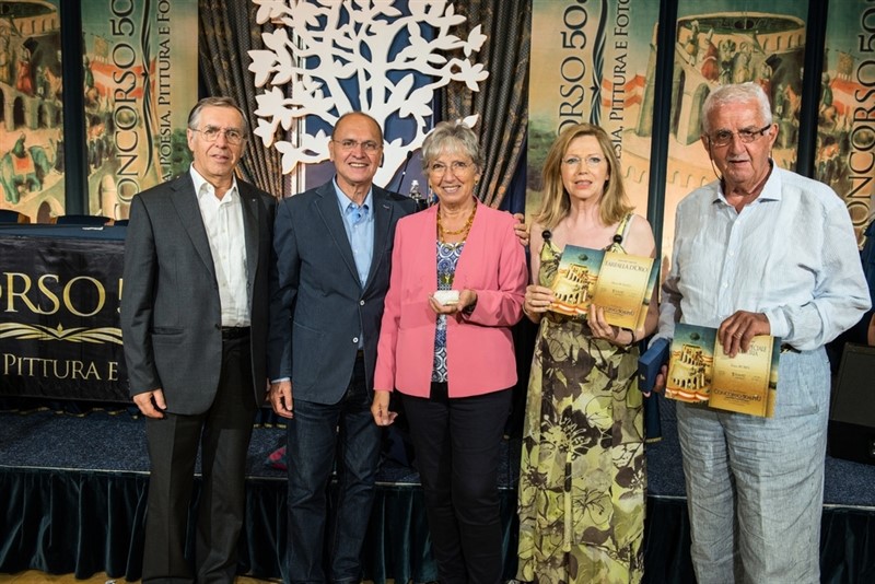 Il presidente della 50&Più Vicenza Fiorenzo Marcato (primo da sinistra), con alcuni dei premiati. Da destra E. Rubin, M. Busato, M. Fiorato, L. Frigo