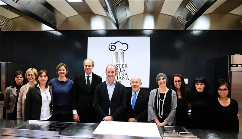 Foto di gruppo del personale del centro formazione, con  il governatore Zaia, il presidente Confcommercio Rebecca e il direttore Boschiero