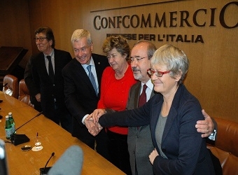 Un momento della conferenza stampa durante la quale è stato siglato l'accordo