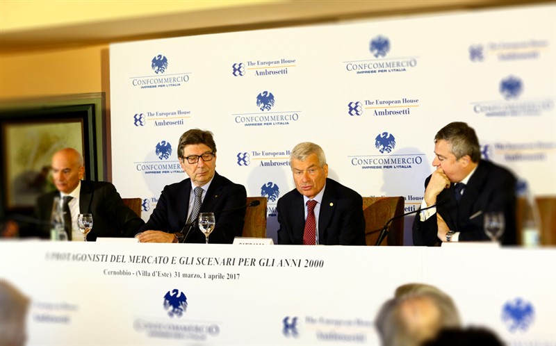 Un'immagine della conferenza stampa di apertura del Forum di Cernobbio