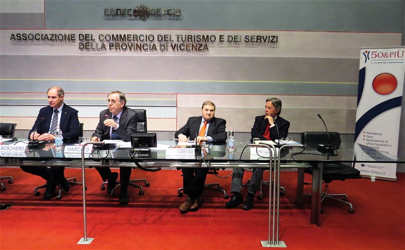 Un’immagine dell’assemblea 50&Più con, da sinistra, Ernesto Boschiero (direttore Confcommercio Vicenza) e Fiorenzo Marcato (presidente 50&Più Vicenza)