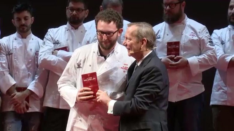 La premiazione dello chef Alessio Longhini (foto dal profilo Facebook di Stube Gourmet)