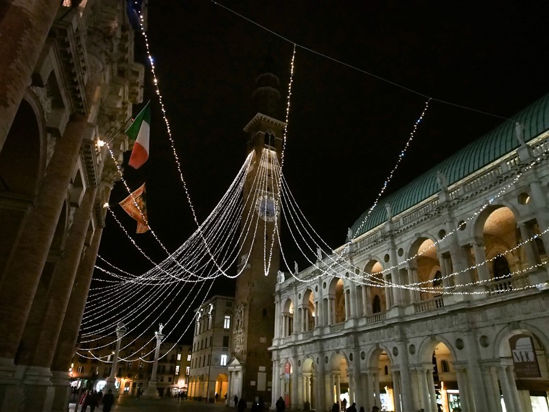 Atmosfera natalizia in centro storico a Vicenza (foto Comune di Vicenza)