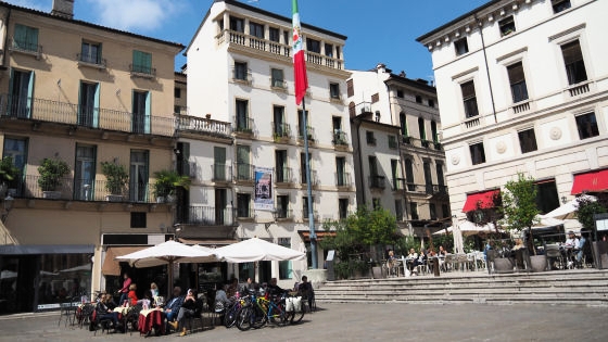 Un plateatico in Piazza dei Signori (foto dal sito del Comune di Vicenza)