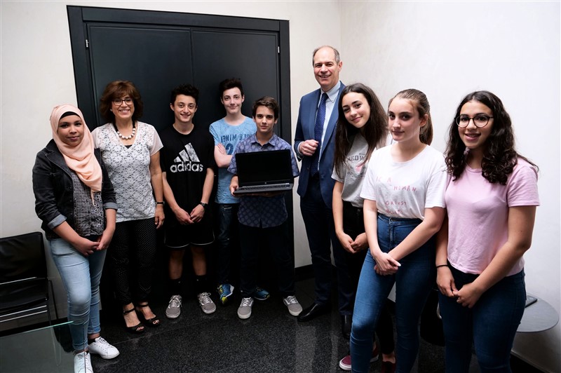 Foto di gruppo per la rappresentanza della classe IIIC con il direttore Ernesto Boschiero e la professoressa Margherita Zacchello