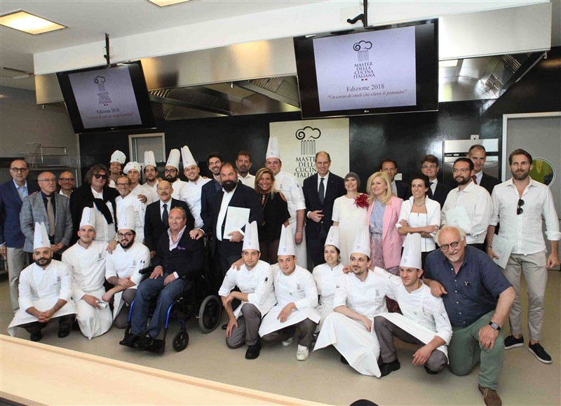 Foto di gruppo degli allievi con il comitato scientifico, chef Pierangelini, alcuni docenti e sponsor