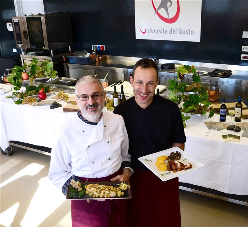 Da sinistra Maurizio Nori e Elio Bertoldo, due degli chef della rassegna, con i piatti a base di uva garganega