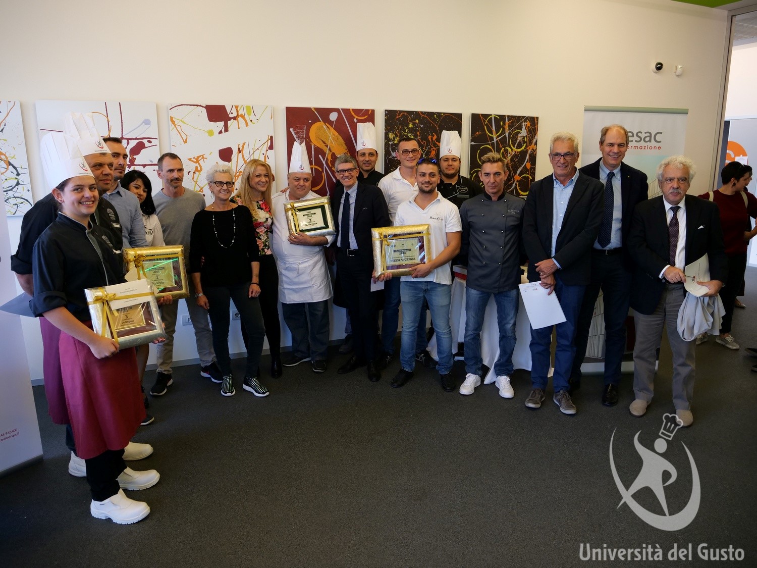Foto di gruppo per concorrenti e giuria della sfida "Pizza Vicenza"