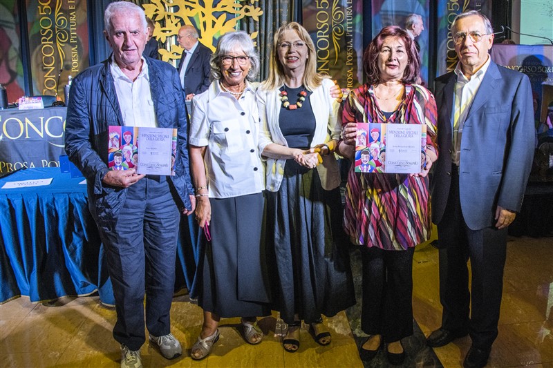 Da sinistra Enzo Rubin, Maria Teresa Fiorato, Maria Busato, Sonia Bernardetta Sella con il presidente 50&Più Vicenza F. Marcato