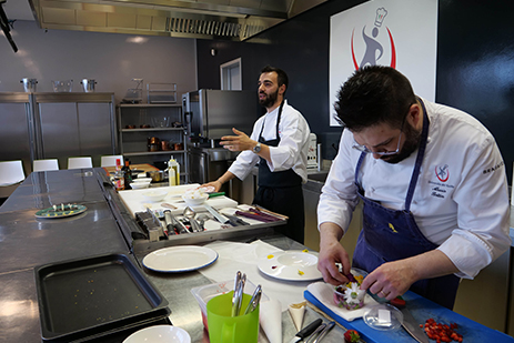 Gli chef Alberto Basso e Alessio Bottin durante una loro lezione all'Università del Gusto