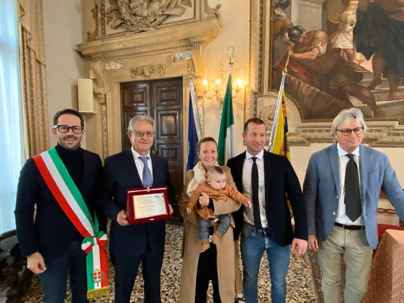 Un momento della premiazione della pizzeria X Giugno