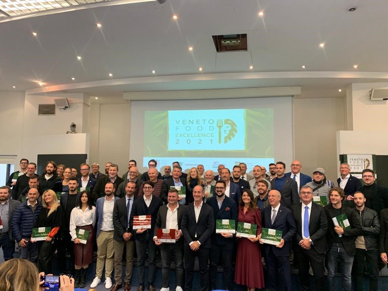 FOTO DI GRUPPO PER I RISTORANTI PREMIATI