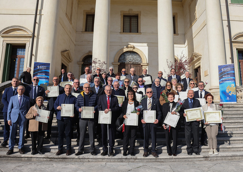 Foto di gruppo dei premiati con i presidenti Marcato e Piccolo e il vicepresidente CCIAA Cavion
