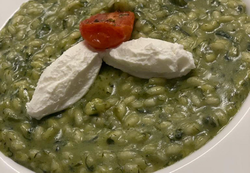 Risotto alle erbette spontanee dei Colli Berici con quenelle di caprino da Trattoria Isetta