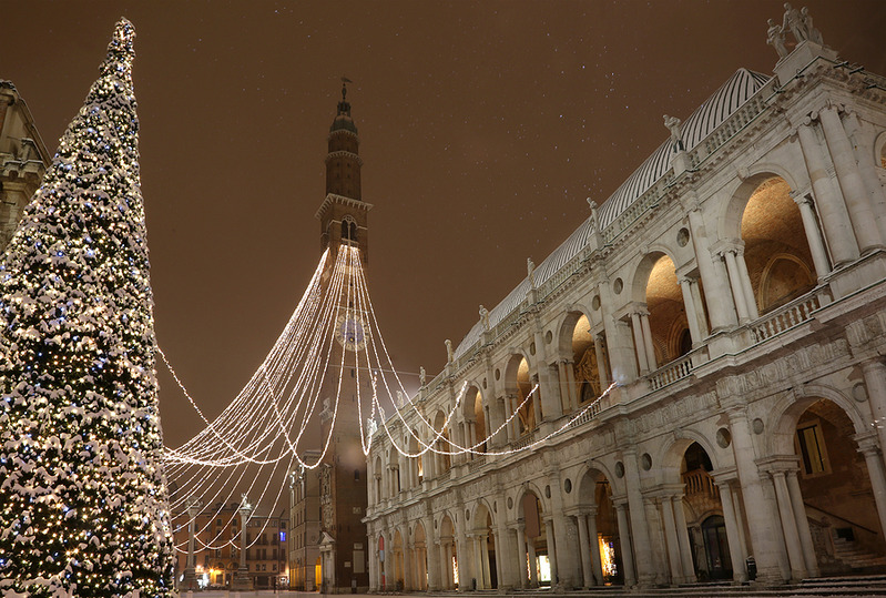 LUMINARIE PER IL NATALE A VICENZA SENZA CHIEDERE C