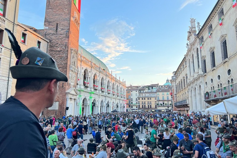 Il centro storico gremito di persone per l'Adunata nazionale degli alpini (foto Alberto Serra)