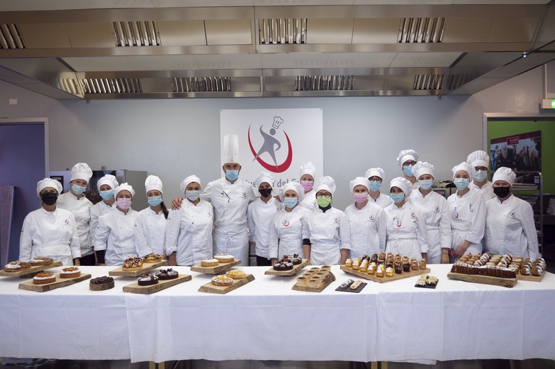 Allievi del corso Pasticcere a qualifica dell'Univerità del Gusto con il docente Massimo Alverà