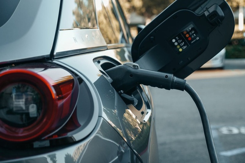 MERCATO AUTO: A VICENZA L’ELETTRICO VA, MA L’ATTESA DEGLI INCENTIVI FRENA LE VENDITE