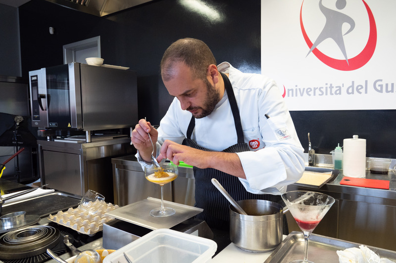Lo chef Andrea Valentinetti durante un corso all'Università del Gusto
