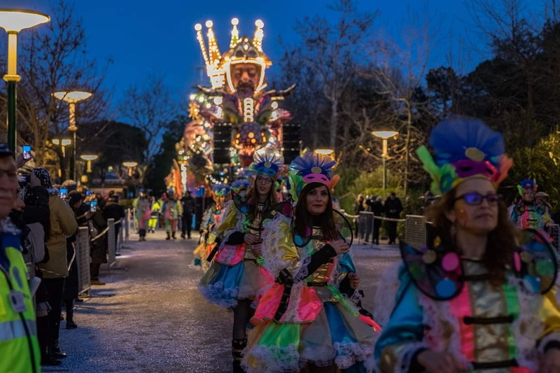 IL CARNEVALE A VICENZA PUNTA SUI GRANDI CARRI ILLUMINATI