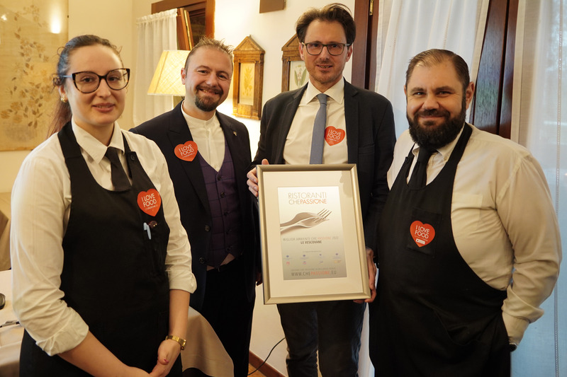 Un  momento delle premiazioni dei locali: l'editore Penzo e il segretario della Fipe provinciale Massimo Chiovati premiano Le Vescovane