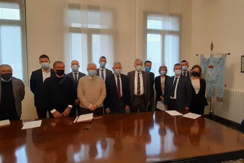 Foto di gruppo per i firmatari del Protocollo