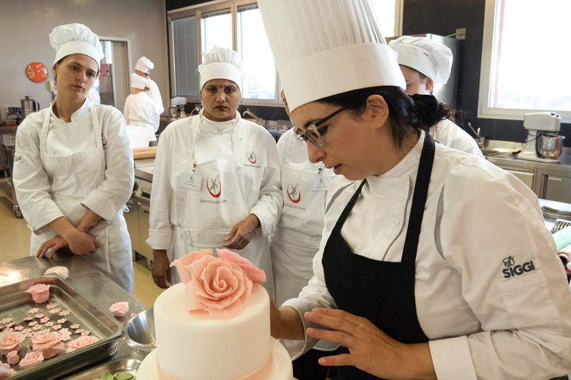 Debora Vena con gli allievi del Corso pasticcere a Qualifica