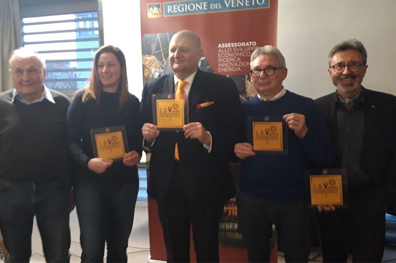 Un momento della premiazione ad alcune attività del vicentino, in particolare del Comune di Arzignano con presente il presidente mandamentale Opali