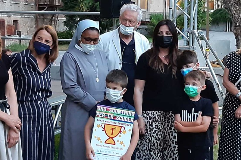 I RAPPRESENTANTI DELLA  SCUOLA MADDALENA DI CANOSSA, CHE HANNO RITIRATO IL PRIMO PREMIO