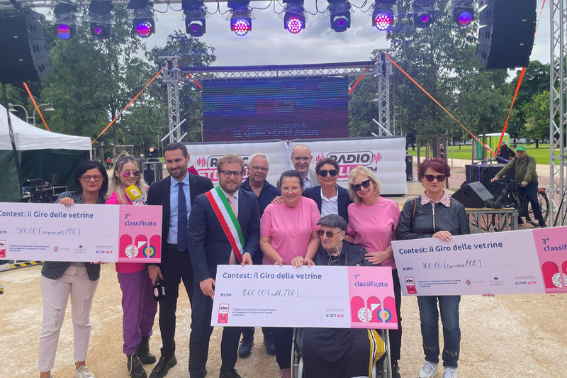 Foto di gruppo per i vincitori del "Giro delle vetrine"
