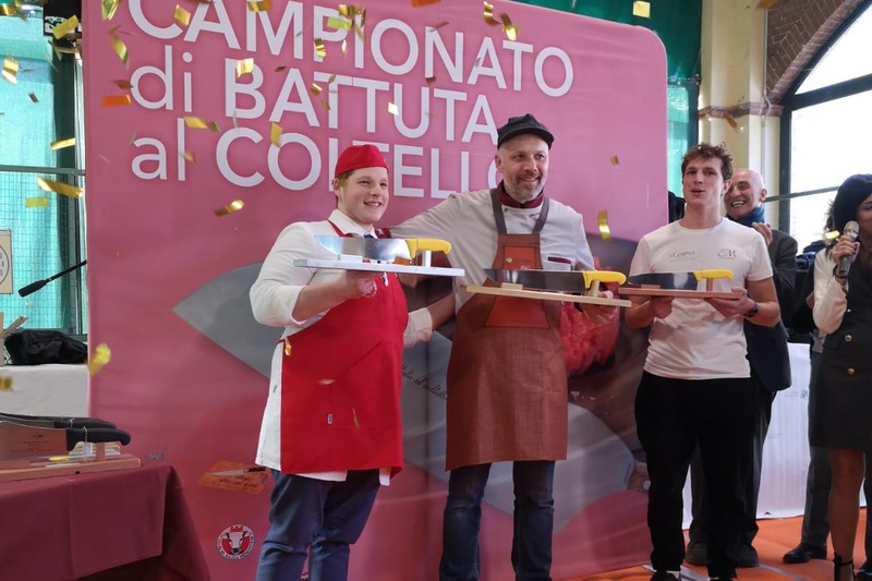 Giuliano Costa, al centro, durante una delle premiazioni