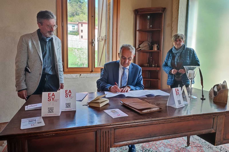 Un momento della firma del protocollo d'intesa