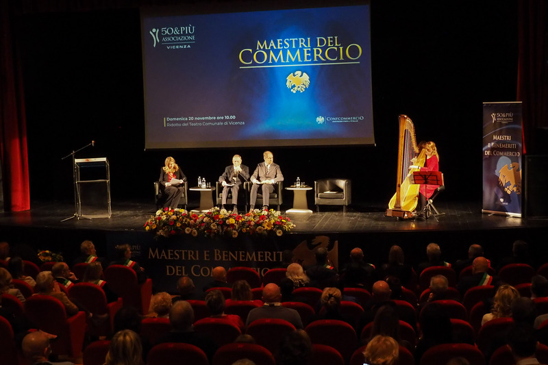 DOMENICA 19 NOVEMBRE, CERIMONIA DI PREMIAZIONE DEI MAESTRI E DEI BENEMERITI DEL COMMERCIO