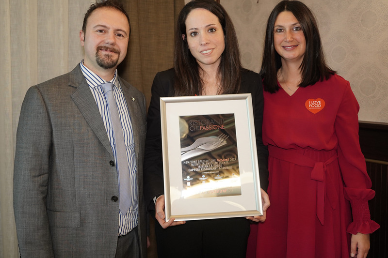 La consegna della Menzione al Nuovo Talento Emergente, andata alla chef Miriam La Torre del Capperi Restaurant, nella foto con l'editore Penzo