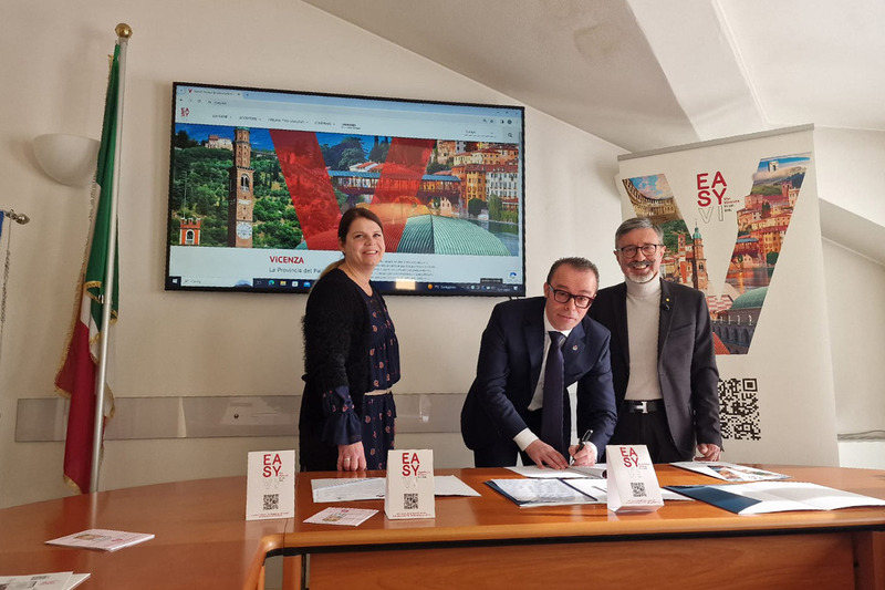 Il sindaco Albiero alla firma, con il presidente Mandamentale Confcommercio Opali e la  presidente della locale Delegazione Tania Ferrari.