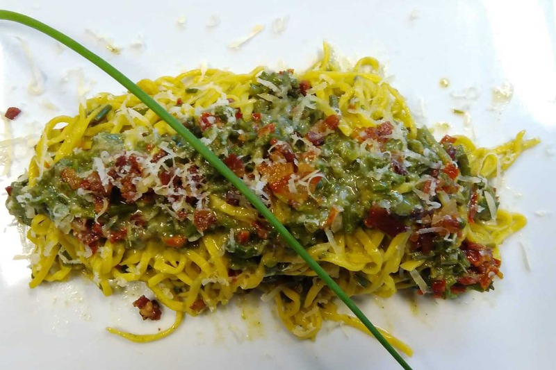 Tagliolini con bruscandoli, pomodori secchi, pancetta croccante e grattugia di monte veronese Trattoria Isetta