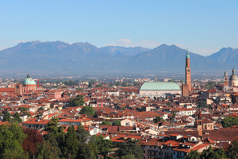 COMMERCIO AL DETTAGLIO, IL CENTRO STORICO DI VICENZA TIENE, PREOCCUPA IL CALO NEI QUARTIERI