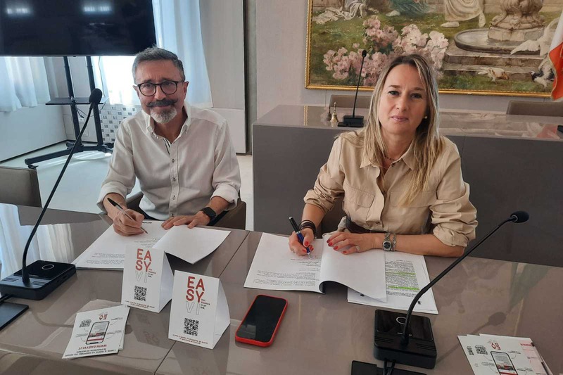 Il sindaco Alessia Bevilacqua e il presidente del Mandamento Confcommercio Leonardo Opali durante il momento della firma del Protocollo