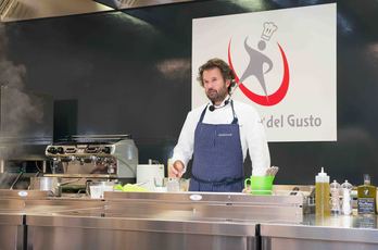 Carlo Cracco durante lo show cooking all'Università del Gusto