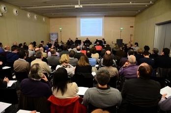 Sala convegni gremita al centro Formazione Esac per il seminario sull'ecommerce. Sotto: Christian Chimetto e Riccardo Monchelato