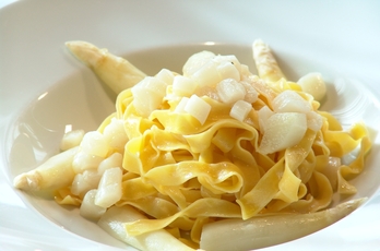 Un piatto di fettucine con gli asparagi di Bassano Dop e sotto, alcune immagini della conferenza stampa di presentazione della rassegna