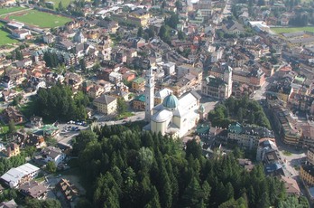 Un'immagine aerea di Asiago