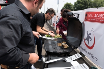 Un'immagine della cooking session che ha inaugurato la Grill Accademy Weber all'Università del Gusto