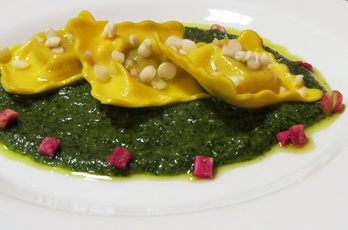 Raviolo fondente al pesto di ranpussoli e mandorle