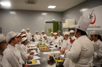 Allievi al lavoro all'Università del Gusto di Creazzo