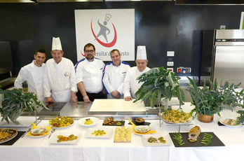 Foto di gruppo con alcuni dei ristoratori della rassegna