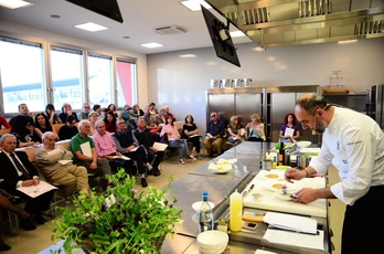 Un momento del cooking show sui piselli con lo chef Marco Perez